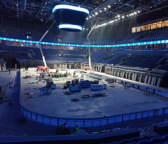Под потолок новой ледовой арены подняли светящийся медиакуб