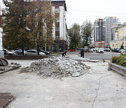 Старую разбитую плитку сняли с площади у кукольного театра в Новосибирске