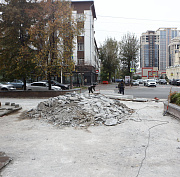 Старую разбитую плитку сняли с площади у кукольного театра в Новосибирске