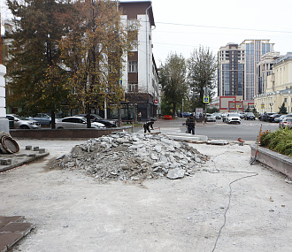 Старую разбитую плитку сняли с площади у кукольного театра в Новосибирске