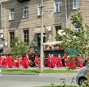 Сотни женщин в красных платьях прошли колонной по Новосибирску