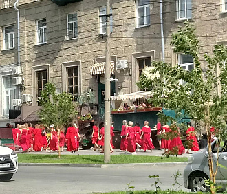 Сотни женщин в красных платьях прошли колонной по Новосибирску