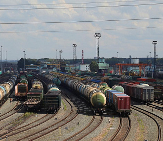 Вагоны грузового поезда сошли с рельсов в Новосибирской области