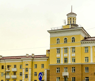 Дом с башенкой на площади Кондратюка обновил фасад за 20 млн рублей