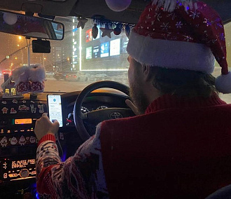 В Новосибирске таксист Дед Мороз дарит пассажирам конфеты