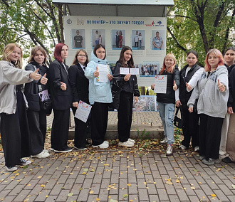 Доску почёта волонтёров обновили на аллее «Молодёжная» в Новосибирске