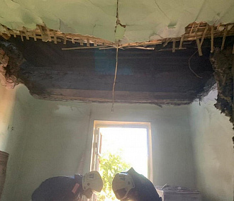 Потолок обрушился в жилом доме в Новосибирске: погиб человек