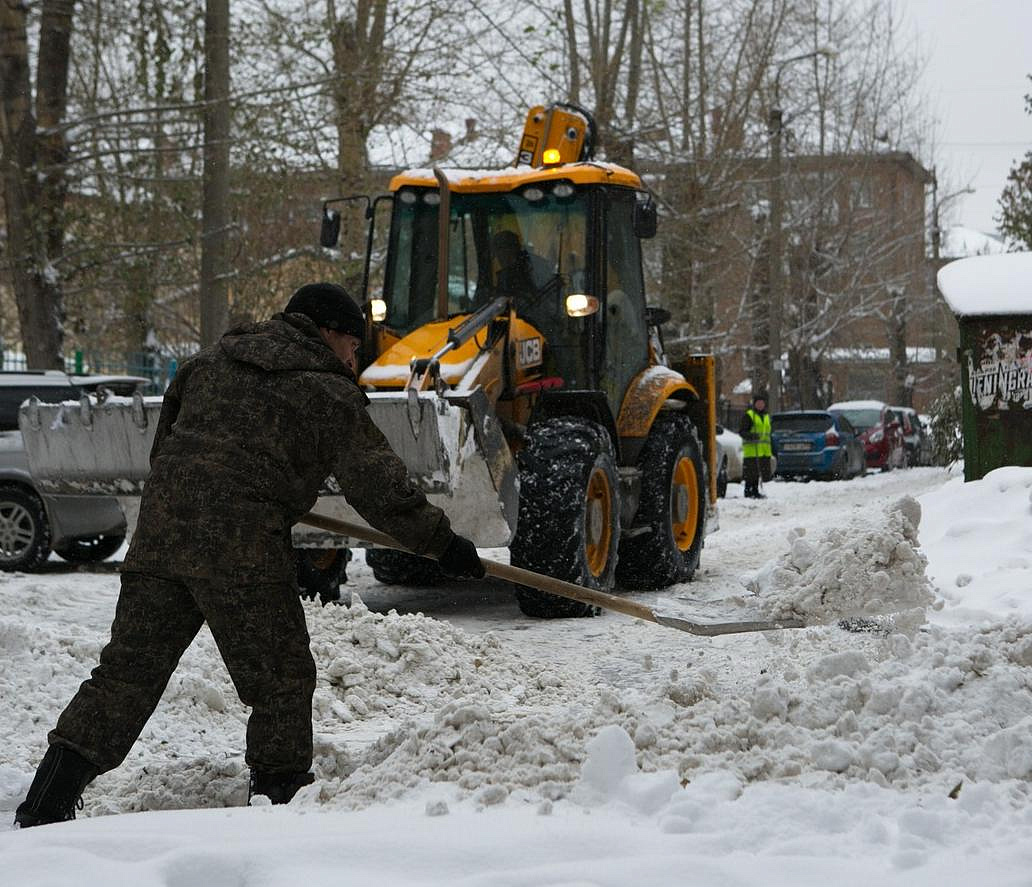 В москве не чистят снег. Уборка снега 8968269-89-24. В костюме тигра чистит снег.