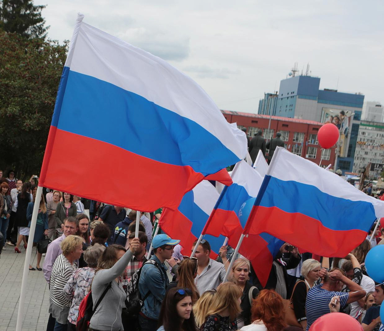 Мэр Кудрявцев поздравляет новосибирцев с Днём государственного флага