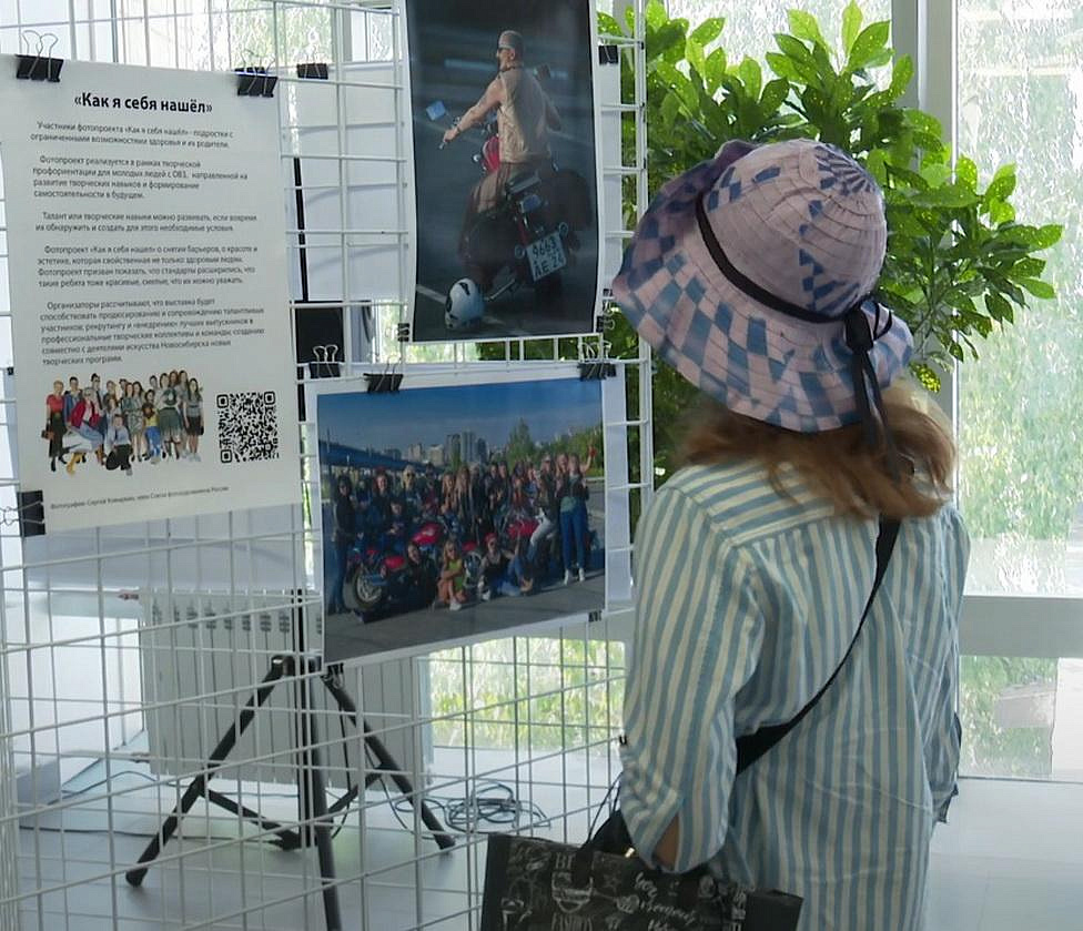 Особенные подростки примерили образы стиляг на фотосессии в Новосибирске