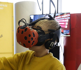 VR-очки и интерактивный пол помогают детям-инвалидам в Новосибирске