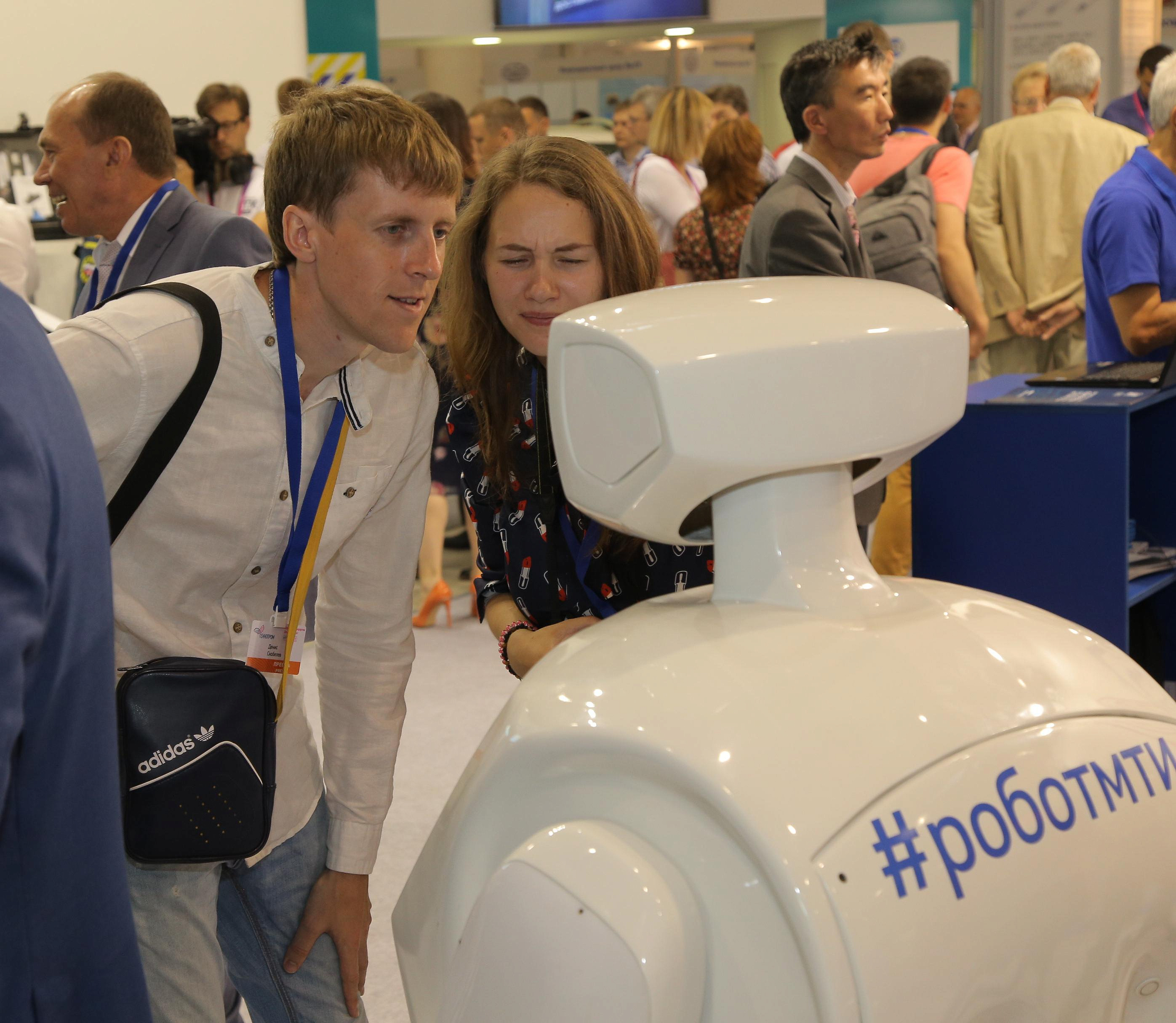 Робот-предсказатель «погадает» на бизнес участникам «Технопрома-2022»