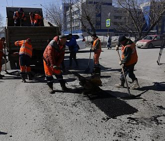 Заделать ямы на дорогах до зимы поручил мэр Новосибирска