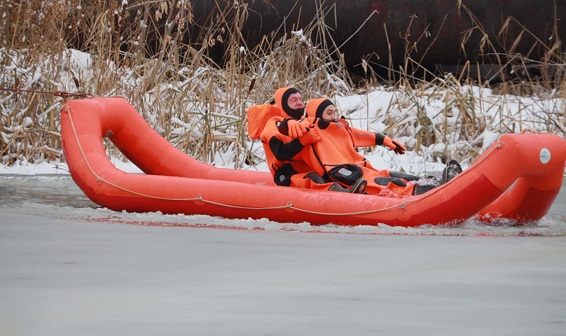 Спасение утопающих: МАСС провела тренировку на льду озера в Дзержинке