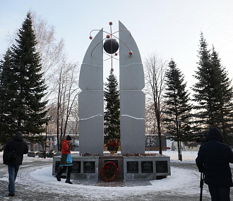 Цветы — чернобыльцам: в Новосибирске почтили память строителей саркофага