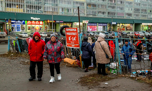Торгуют с земли: на блошиных рынках Новосибирска изымают товар