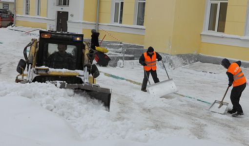 В заваленные снегом дворы Новосибирска выводят дополнительную технику