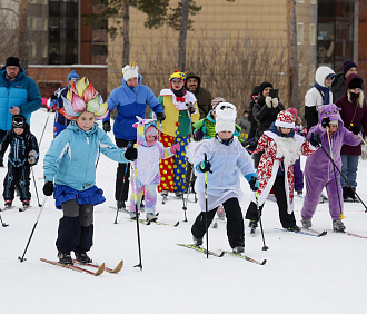 Костюмированным забегом в кигуруми открыли лыжный сезон в Новосибирске