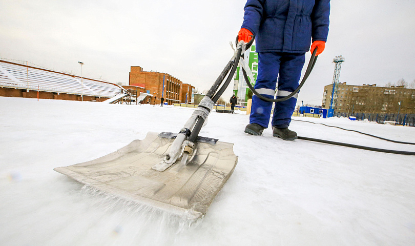 Площадки для бесплатных катков готовят в парках и дворах Новосибирска
