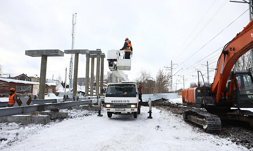 Мэр Кудрявцев побывал на стройке пешеходного моста через Транссиб