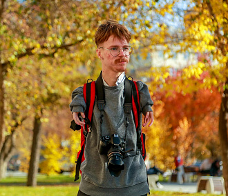 «Относительно счастлив»: как юный фотограф без рук снимает Новосибирск