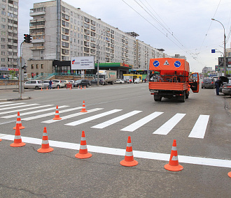 На дорогах Новосибирска начали восстанавливать стёршуюся разметку