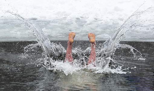 Моржи Новосибирска открыли купальный сезон — 25 леденящих душу фото