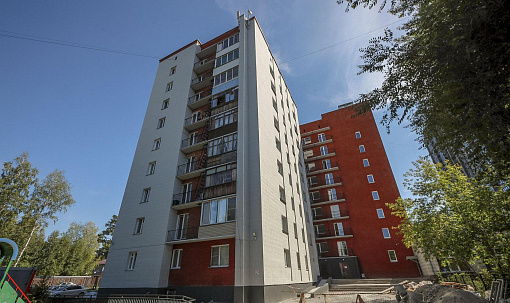 Девятиэтажка на Дмитрия Донского получила яркий фасад после капремонта: фото