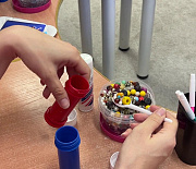 Мастер-класс по созданию шумовых коробочек провели в центре «Заря»