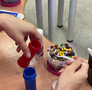 Мастер-класс по созданию шумовых коробочек провели в центре «Заря»