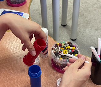 Мастер-класс по созданию шумовых коробочек провели в центре «Заря»