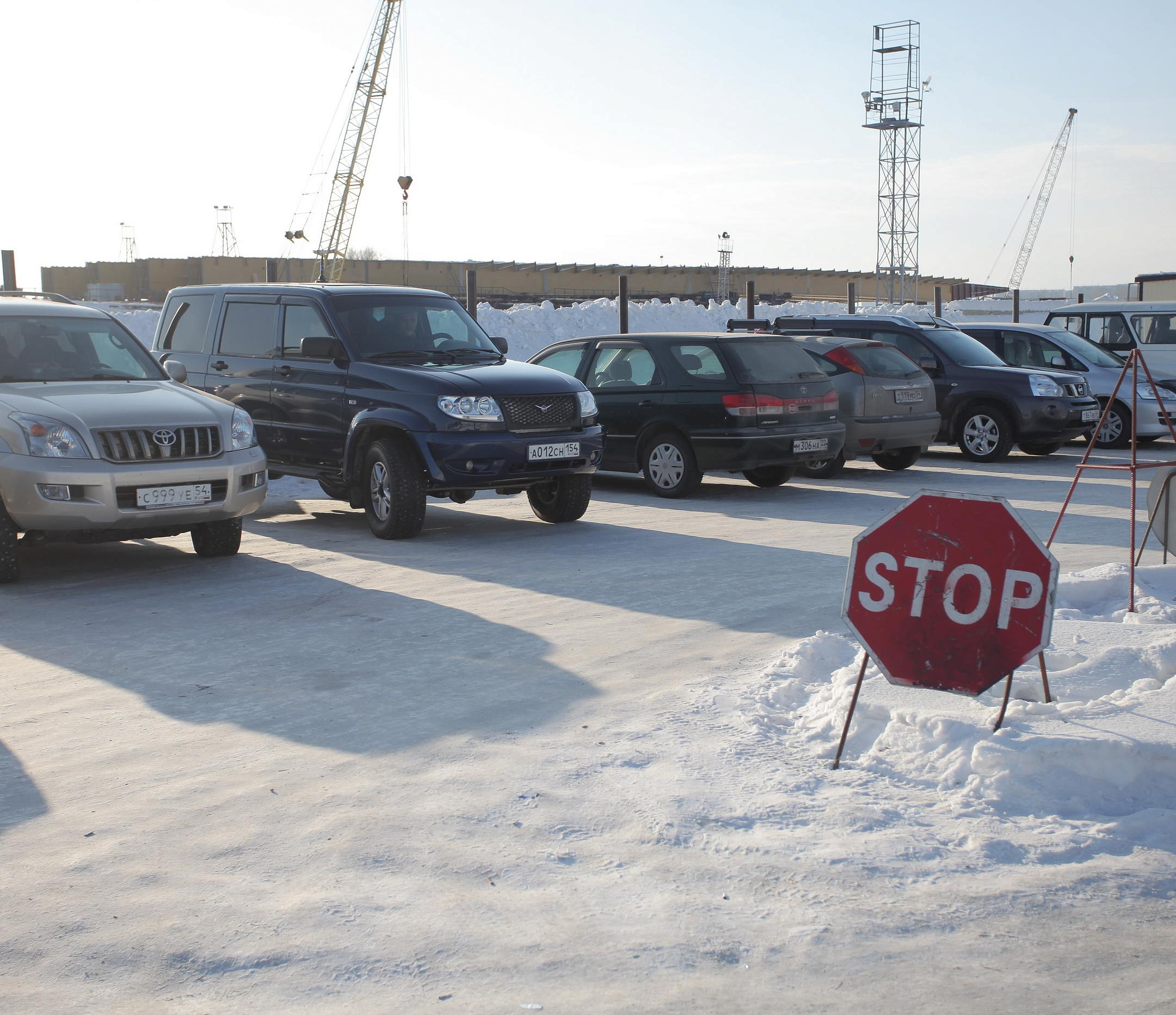 Новосибирцам напомнили о штрафе за прогрев авто во дворе