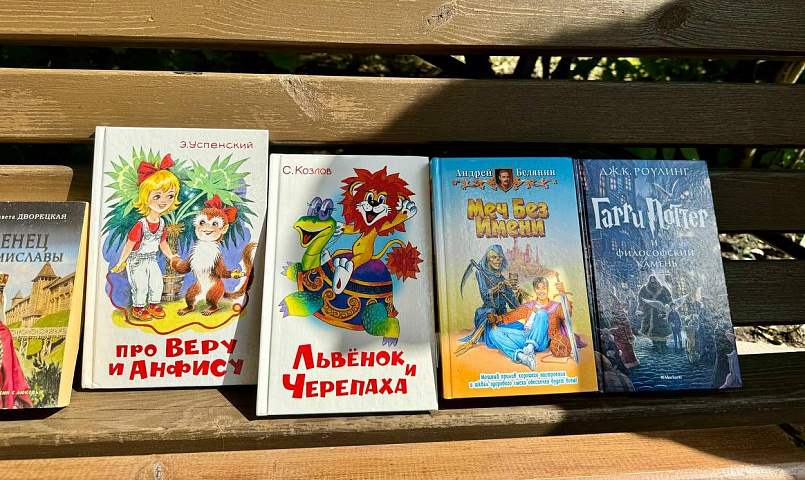 Книги из библиотеки бесплатно раздают новосибирцам у Монумента Славы