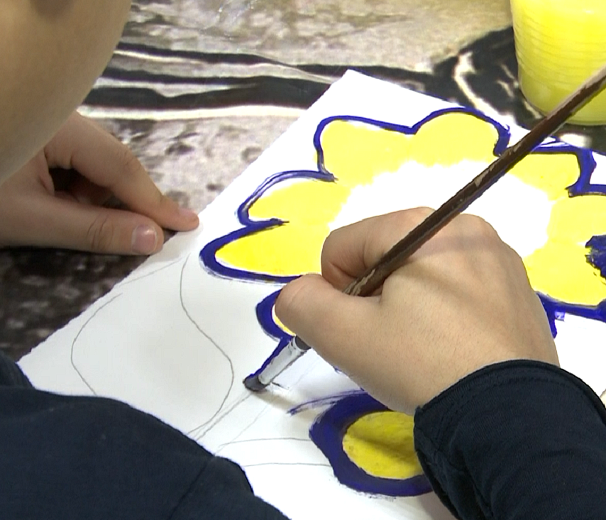 По следам Церетели: дети с ДЦП рисуют пастозные подсолнухи
