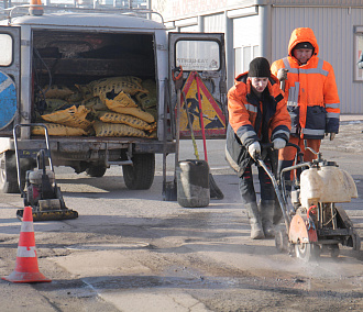 Мэр поручил увеличить объёмы ямочного ремонта дорог в Новосибирске