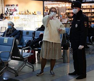 Охоту за пассажирами без масок устроила полиция в аэропорту Толмачёво