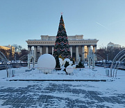 Роскошная ёлка и стихи Бродского: как украсили Театральный сквер