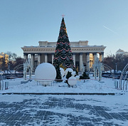 Роскошная ёлка и стихи Бродского: как украсили Театральный сквер