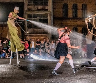 «Свинополис» сжёг флаги на фестивале уличного театра «Три вороны»