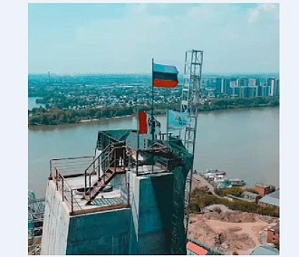 Флаг России подняли на 114 метров в Новосибирске 12 июня