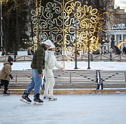 Главный каток Новосибирска начали монтировать в Центральном парке