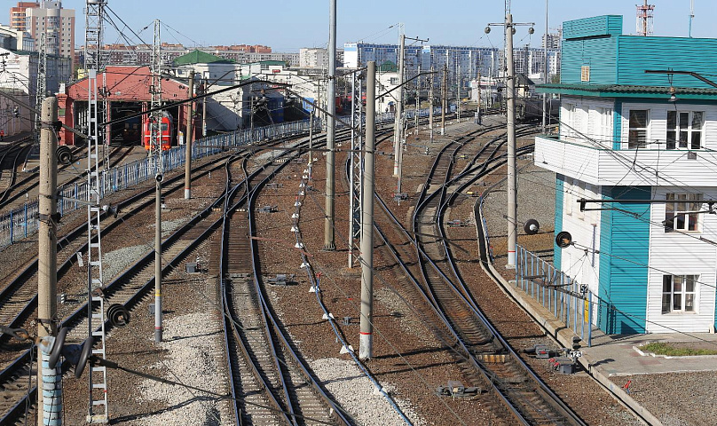 Три платформы грузового поезда сошли с рельсов в Новосибирске