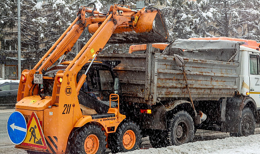 Снег на восстановленных газонах Дзержинки убирают особенно аккуратно