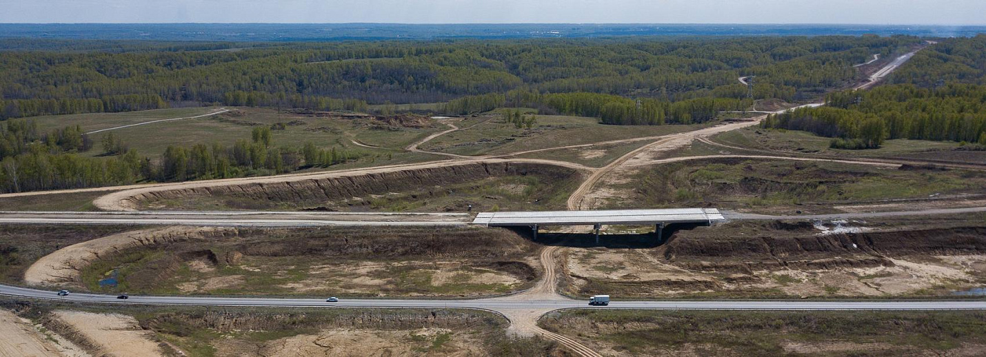 Участок восточный. Развязки автомобильных дорог. Эстакада. Движение по путепроводу Восточный обход Новосибирска. Дорога путепровод.