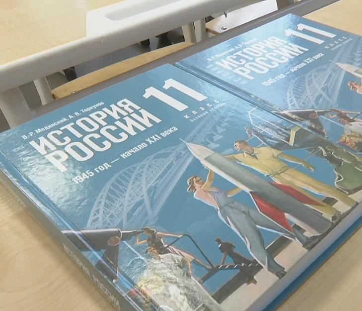 Новые учебники истории с QR-кодами поступили в школы Новосибирска