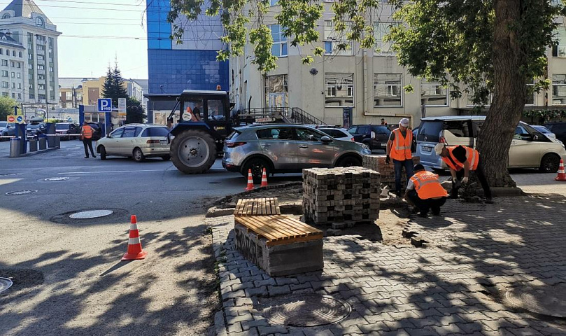 Старую плитку сняли с тротуара на улице Советской