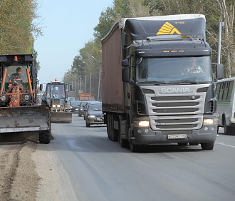 Движение большегрузов ограничат из-за распутицы в Новосибирской области