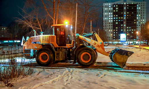 Около 500 машин вышли на уборку улиц Новосибирска после снегопадов