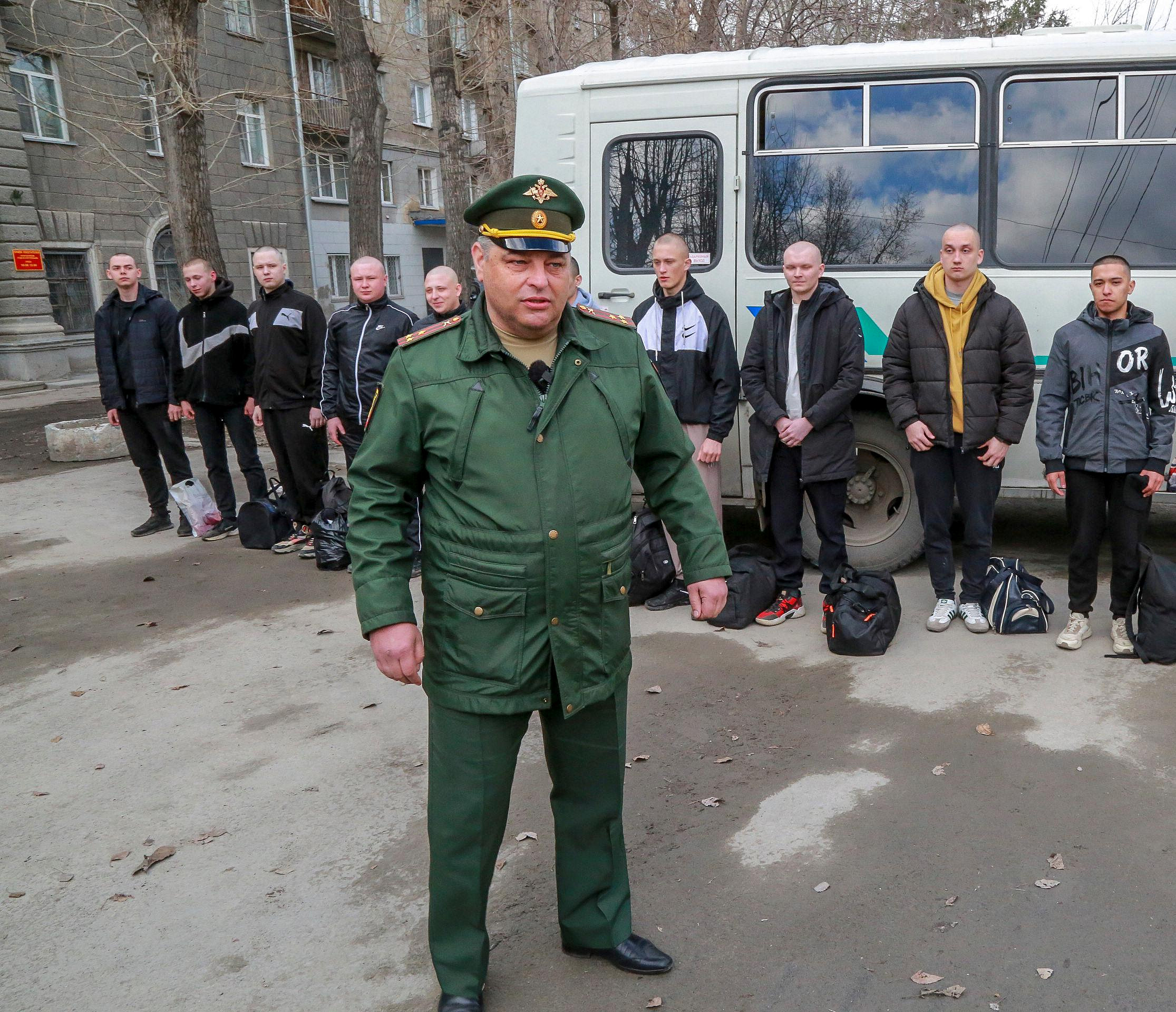 Травников подписал постановление об осеннем призыве на военную службу