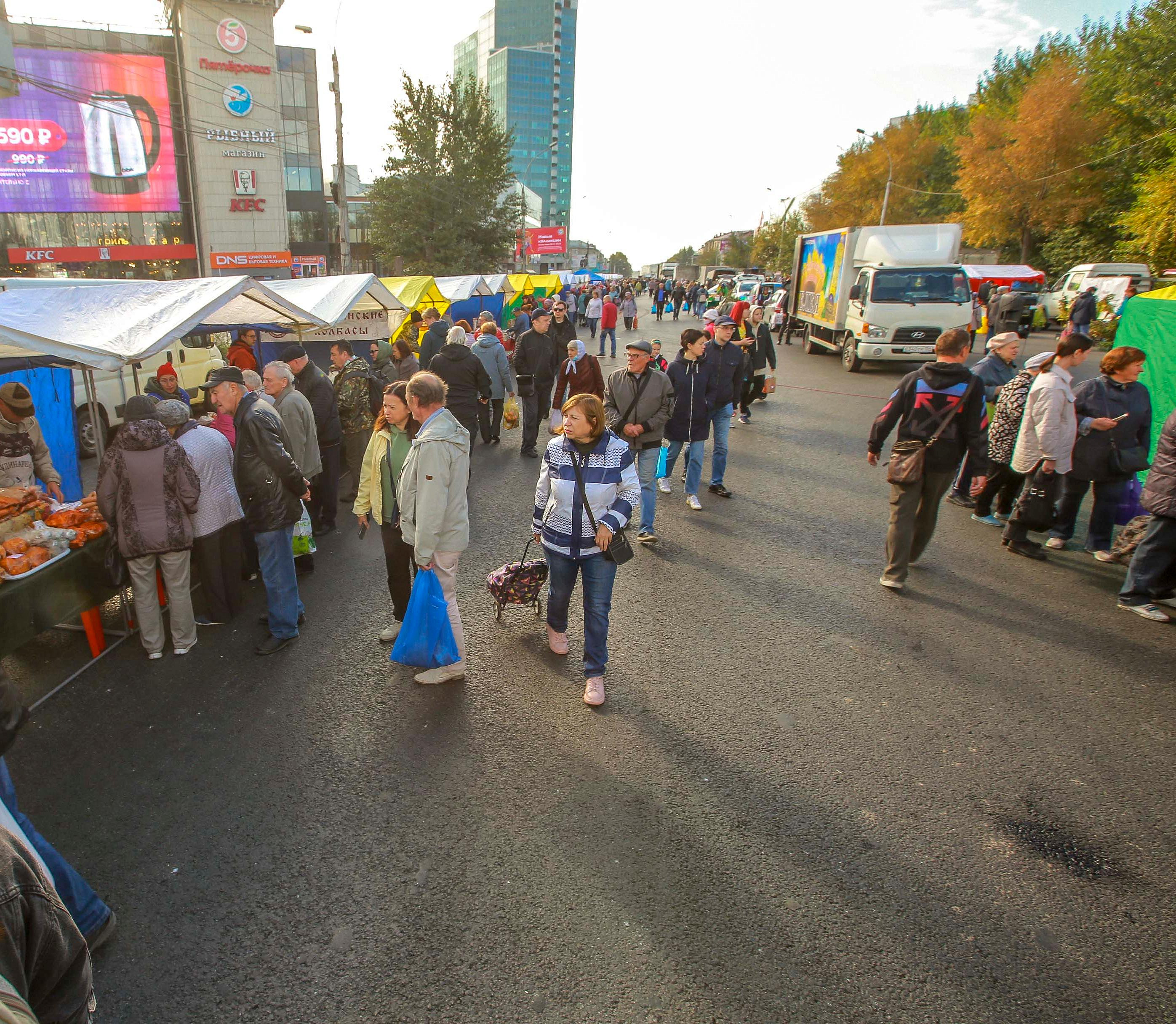 Волонтёры с тележками помогут покупателям ярмарки на площади Маркса